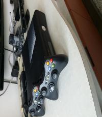 4GB Black Xbox 360 Console With Kinect and 2 wireless Controller