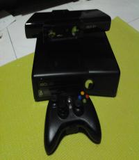 Xbox 360 4GB Console,kinect,controller and nyko zoom