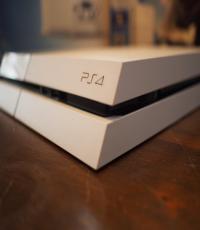 PS4 white 500gb with GTA 5 and Far cry 4, 2 controllers