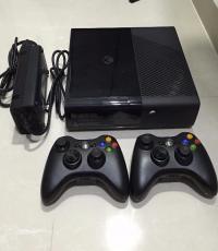 4GB Xbox360 Slim Console with KINECT & ACCESSORIES & Games