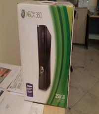 250GB Xbox 360 Console With games and guide book