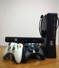 Xbox 360 Slim Console  and 2 Controllers and 1 Heads) (Kinect)