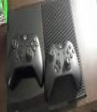 Xbox One Console 500GB (with 2 controllers & 1 gam)