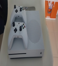 Xbox One S 500gb With 4 Games And 2 Controller