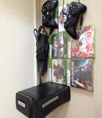 Xbox 360 ELITE 120GB Console (NTSC with games and controller)