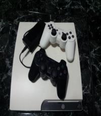 Playstation 3 Slim 320 GB White with 2 controllers and free game