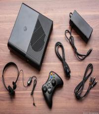 4GB Xbox360 Slim Console with KINECT & ACCESSORIES & 2 GAMES